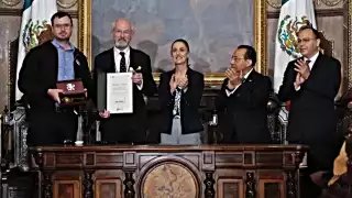 Sheinbaum le dio la bienvenida al padre y hermano de Assange, quienes fueron invitados por el presidente Andrés Manuel López Obrador. Foto: Twitter @Claudiashein