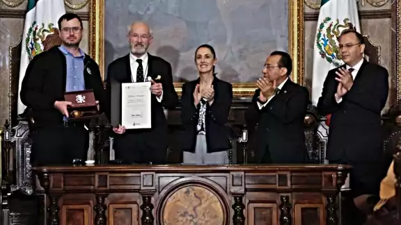 Sheinbaum le dio la bienvenida al padre y hermano de Assange, quienes fueron invitados por el presidente Andrés Manuel López Obrador. Foto: Twitter @Claudiashein Sheinbaum le dio la bienvenida al padre y hermano de Assange, quienes fueron invitados por el presidente Andrés Manuel López Obrador. Foto: Twitter @Claudiashein