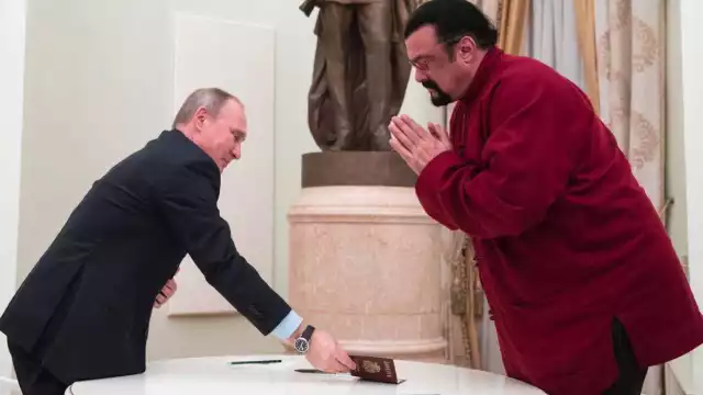 Rusia condecoró a Steven Seagal con la Orden de la Amistad
