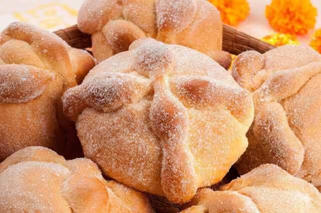 El pan de muerto no forma parte del Janal Pixán tradicionalmente, pero se ha implementado