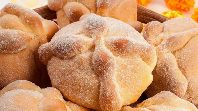El pan de muerto no forma parte del Janal Pixán tradicionalmente, pero se ha implementado