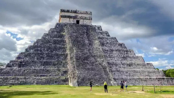 El Castillo de Kukulcán fue restaurado entre los años 1925 y 1935 El Castillo de Kukulcán fue restaurado entre los años 1925 y 1935