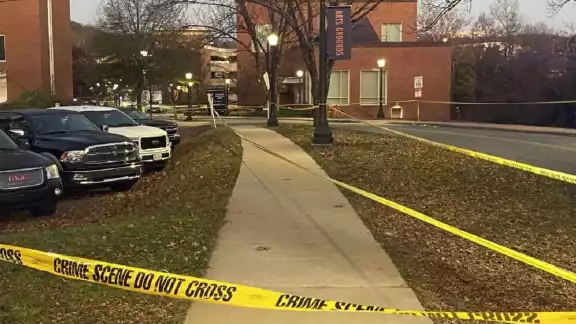 Detienen a sospechoso en mortal tiroteo en la Universidad de Virginia Detienen a sospechoso en mortal tiroteo en la Universidad de Virginia