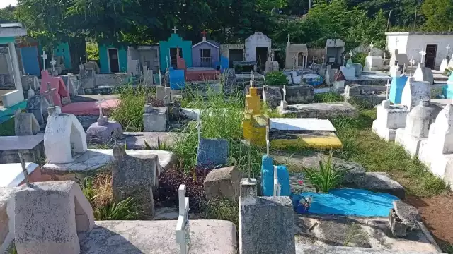 El comisario de Ticuch convoca a los pobladores para que sean ellos quienes limpien el panteón