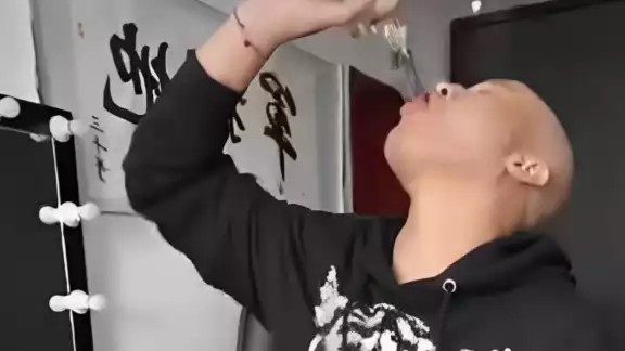 El influencer acostumbraba beber en cada una de sus transmisiones El influencer acostumbraba beber en cada una de sus transmisiones