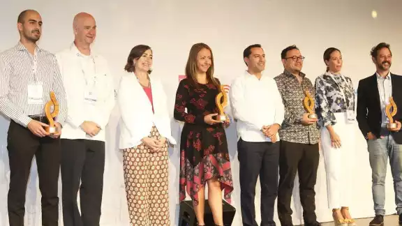El gobernador Mauricio Vila reconoció los proyectos innovadores de México y otros países. Foto: Cortesía