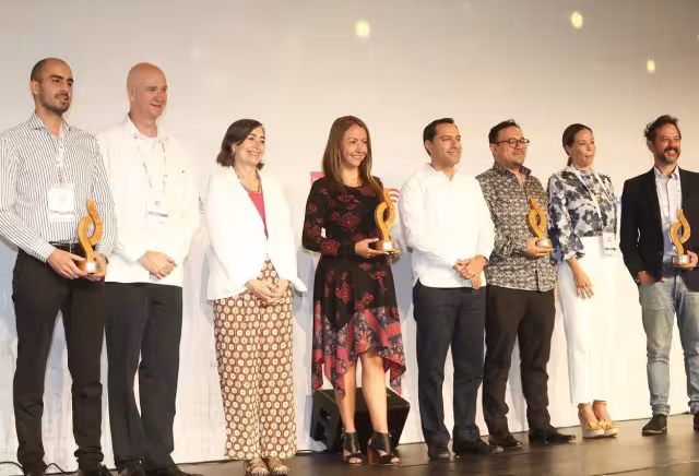 El gobernador Mauricio Vila reconoció los proyectos innovadores de México y otros países. Foto: Cortesía