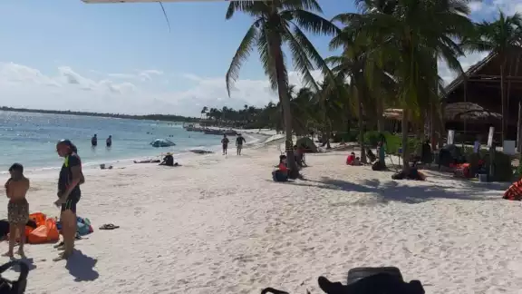 La lluvia no fue impedimento para que la gente acudiera a las playas durante el sábado y domingo. La lluvia no fue impedimento para que la gente acudiera a las playas durante el sábado y domingo.