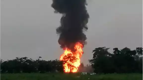 Personal de Pemex se encuentra en labores de control de la fuga y la disección de la línea Personal de Pemex se encuentra en labores de control de la fuga y la disección de la línea
