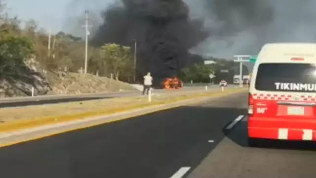 Las llamas consumieron en su totalidad al vehículo