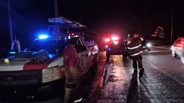 La unidad fue abandonada por su dueño mientras se incendiaba en la carretera federal Puerto Morelos-Cancún