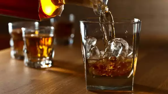 El Whisky es una bebida popular, aunque una botella llega superar el millón de dólares. Foto: Especial