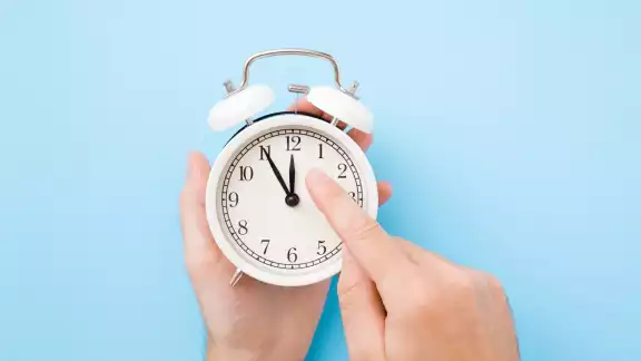 El horario se atrasará una hora
