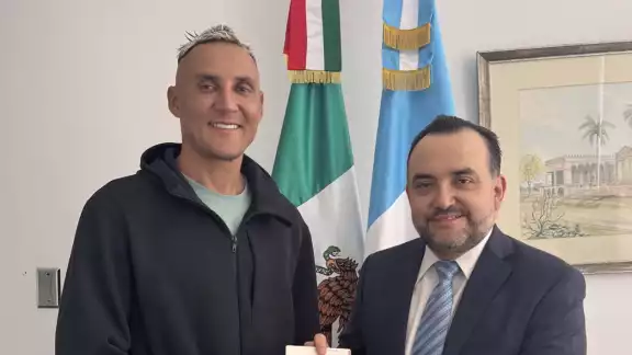 Keylor Navas con su visa de trabajo Keylor Navas con su visa de trabajo