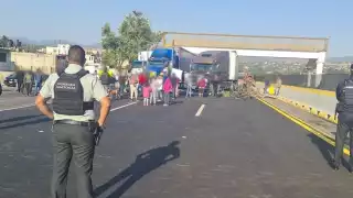 Elementos de la Guardia Nacional acuden al bloqueo