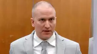 Derek Chauvin había sido acusado por sostener su rodilla sobre el cuello de Floyd, y también por negarle asistencia médica