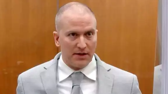 Derek Chauvin había sido acusado por sostener su rodilla sobre el cuello de Floyd, y también por negarle asistencia médica Derek Chauvin había sido acusado por sostener su rodilla sobre el cuello de Floyd, y también por negarle asistencia médica