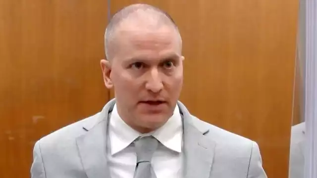 Derek Chauvin había sido acusado por sostener su rodilla sobre el cuello de Floyd, y también por negarle asistencia médica