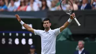 Novak Djokovic ofreció un gran tenis para poder remontar y vencer a Jannick Sinner en los cuartos de final de Wimbledon