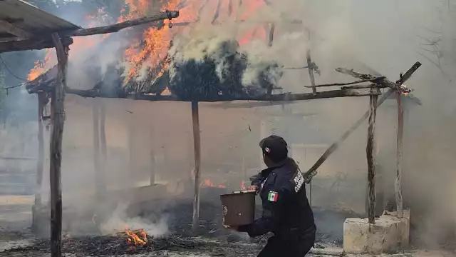 El fuego consumió en su totalidad la palapa de huano y madera