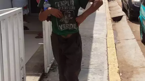 El joven que, solamente fue identificado como El Toro, lleva más de 10 años deambulando las calles