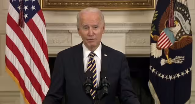 Biden busca proteger a los migrantes con las visas permanentes