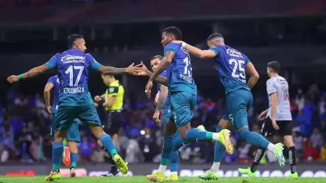 La Máquina ya está en zona de repechaje luego de vencer en el último minuto a León 2-1 en duelo adelantado de la Jornada 16. Foto: @CruzAzul