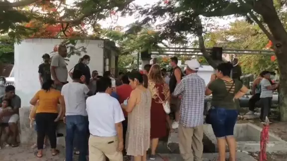 Vecinos exigin al alcalde Pablo Gutiérrez Lazarus, que deje de comercializar el agua a empresas y atienda las necesidades de las familias