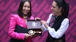 La jefa de Gobierno de la CDMX entregó un reconocimiento y la llave de la ciudad a la primera mexicana en en visitar el espacio