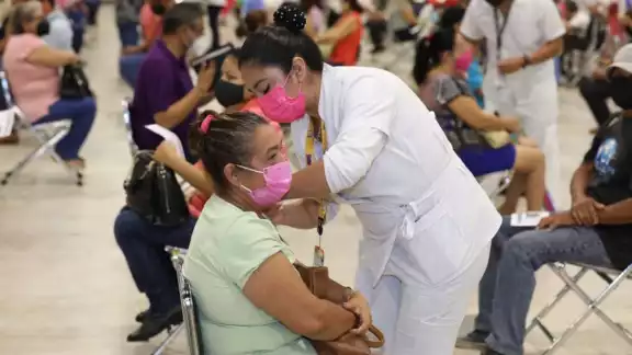 Personas de 40 a 59 años de Mérida reciben su cuarta dosis de la vacuna contra el COVID-19