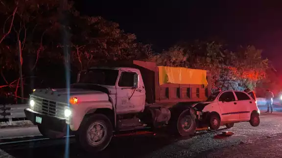 El automóvil chocó contra un volquete en la carretera Campeche-Lerma El automóvil chocó contra un volquete en la carretera Campeche-Lerma