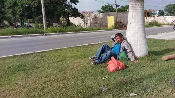 El hombre permanecía sentado en el camellón con una herida profunda en la cabeza. Foto: Joaquín Guevara El hombre permanecía sentado en el camellón con una herida profunda en la cabeza. Foto: Joaquín Guevara