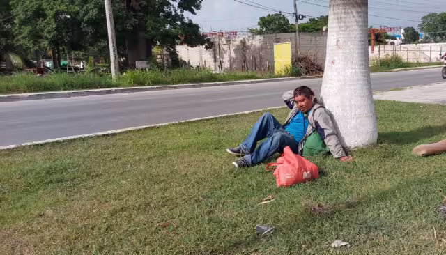 El hombre permanecía sentado en el camellón con una herida profunda en la cabeza. Foto: Joaquín Guevara