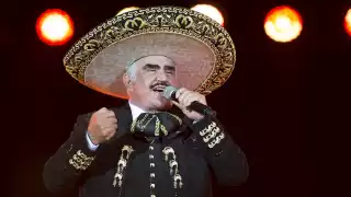 Con una imagen, una joven actriz reveló que, cuando era niña, Vicente Fernández le dio un beso, lo que generó polémica en redes sociales