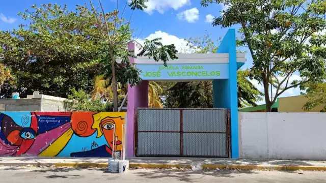 Padres de familia cerraron la escuela hasta la intervención de la Segey