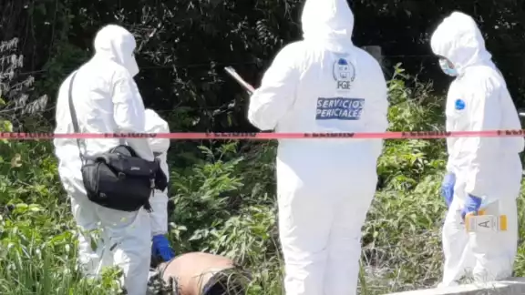 El cuerpo estaba envuelto en una sábana El cuerpo estaba envuelto en una sábana