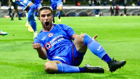 Pese a que La Máquina y La Fiera se jugaban el pase, el ímpetu de la previa se quedó en los vestidores del Estadio Azteca, ya que las acciones más peligrosas terminaron en remates desviados y pocas emociones durante el primer tiempo. Pese a que La Máquina y La Fiera se jugaban el pase, el ímpetu de la previa se quedó en los vestidores del Estadio Azteca, ya que las acciones más peligrosas terminaron en remates desviados y pocas emociones durante el primer tiempo.