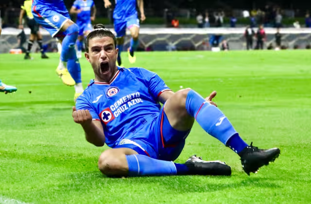 Pese a que La Máquina y La Fiera se jugaban el pase, el ímpetu de la previa se quedó en los vestidores del Estadio Azteca, ya que las acciones más peligrosas terminaron en remates desviados y pocas emociones durante el primer tiempo.