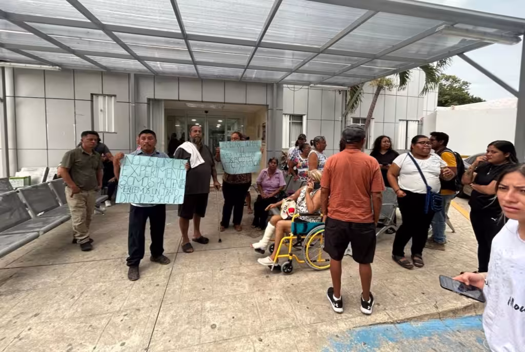 Pacientes de hemodiálisis del ISSSTE protestan en Cancún por cambio de clínica sin previo aviso