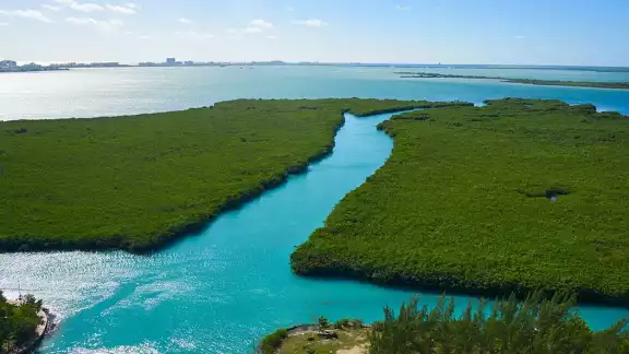 La Laguna Nichupté se une al mar por un canal que fue bautizado como 'Sigfrido', en honor a su creador, Sigfrido Paz Paredes, uno de los que llegó a consolidar el proyecto Cancún en sus inicios