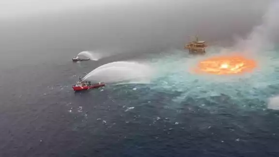 Pemex dio a conocer que el accidente se originó por una fuga de gas y una tormenta eléctrica Pemex dio a conocer que el accidente se originó por una fuga de gas y una tormenta eléctrica