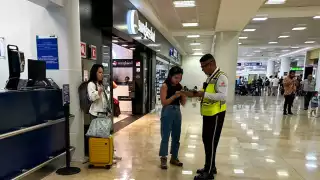 Taxista de Cancún estafa a turista en el aeropuerto; le cobra 4 mil pesos por un viaje al Centro