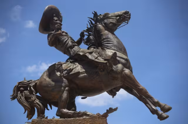 A unas cuadras del accidente, el Ayuntamiento de Mérida colocó un monumento a Pedro Infante