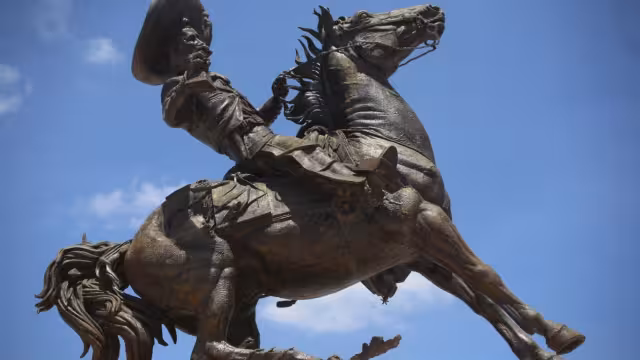 A unas cuadras del accidente, el Ayuntamiento de Mérida colocó un monumento a Pedro Infante