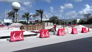Obras en el Aeropuerto de Cancún provocan embotellamientos y quejas de turistas en la Terminal 4