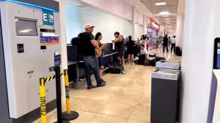 Fallas en cajeros del estacionamiento del aeropuerto de Cancún provocan quejas de usuarios