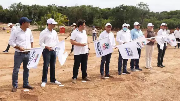 Mauricio Vila dio el banderazo para el inicio de la construcción de la quinta planta de la empresa Vertical Knits en Peto Mauricio Vila dio el banderazo para el inicio de la construcción de la quinta planta de la empresa Vertical Knits en Peto