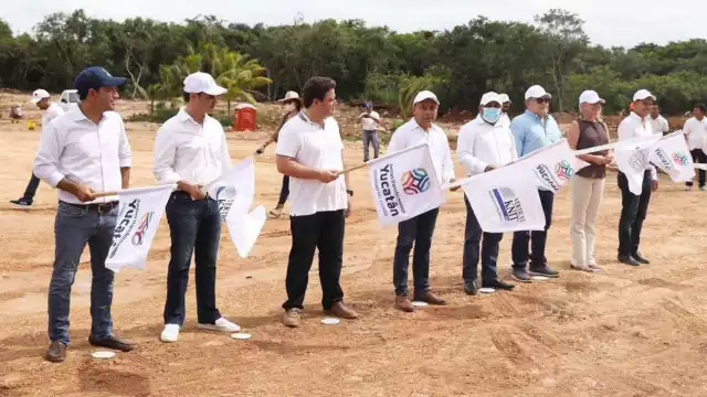 Mauricio Vila dio el banderazo para el inicio de la construcción de la quinta planta de la empresa Vertical Knits en Peto