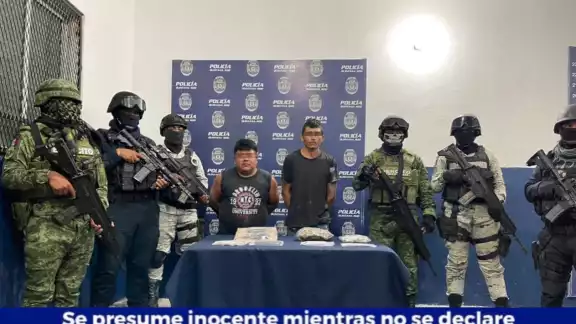 Los narcóticos y el arma de fuego fueron decomisados por los agentes de seguridad