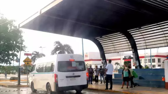 Operadores del Sindicato de Taxistas Lázaro Cárdenas del Río recorren las calles con tal de buscar pasaje. Foto: Irelis Leal Operadores del Sindicato de Taxistas Lázaro Cárdenas del Río recorren las calles con tal de buscar pasaje. Foto: Irelis Leal